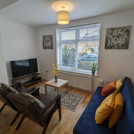 Fantastic 3-Bedroom House In London Morden  Екстер'єр фото