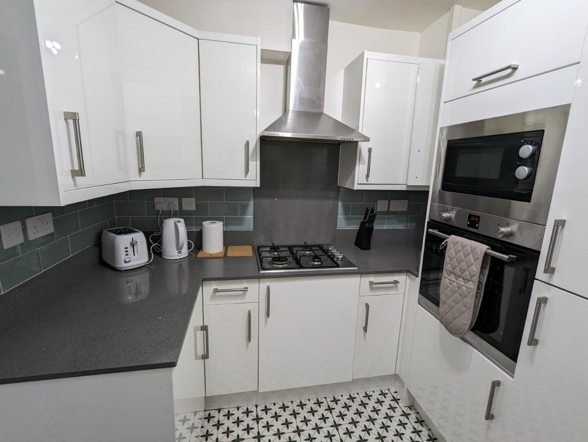 Fantastic 3-Bedroom House In London Morden  Екстер'єр фото