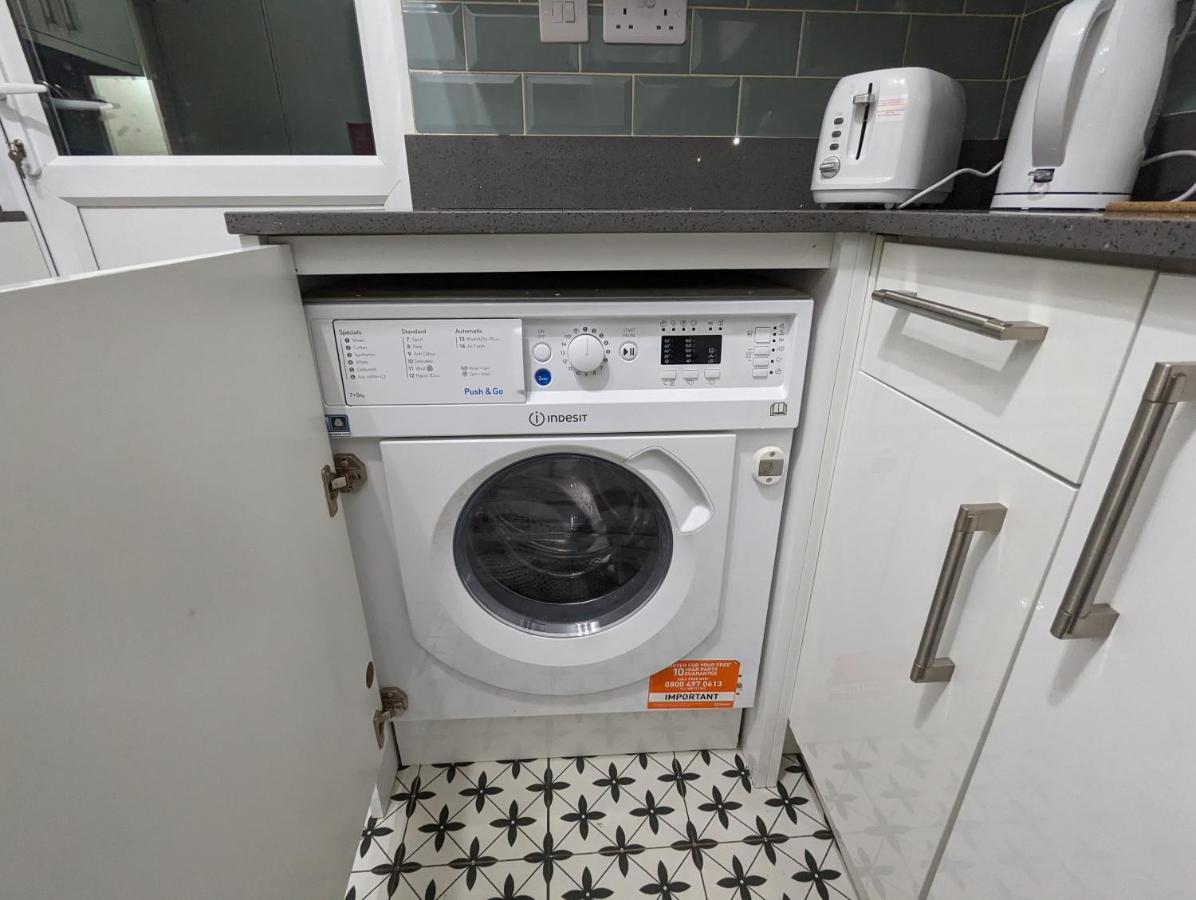 Fantastic 3-Bedroom House In London Morden  Екстер'єр фото