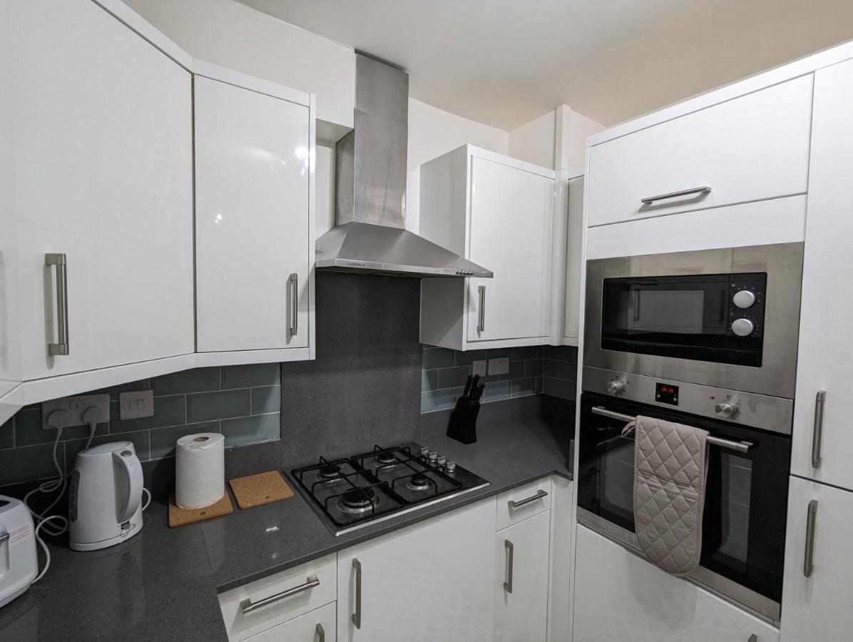 Fantastic 3-Bedroom House In London Morden  Екстер'єр фото