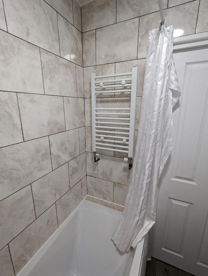 Fantastic 3-Bedroom House In London Morden  Екстер'єр фото