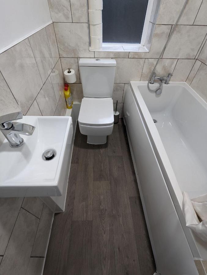 Fantastic 3-Bedroom House In London Morden  Екстер'єр фото
