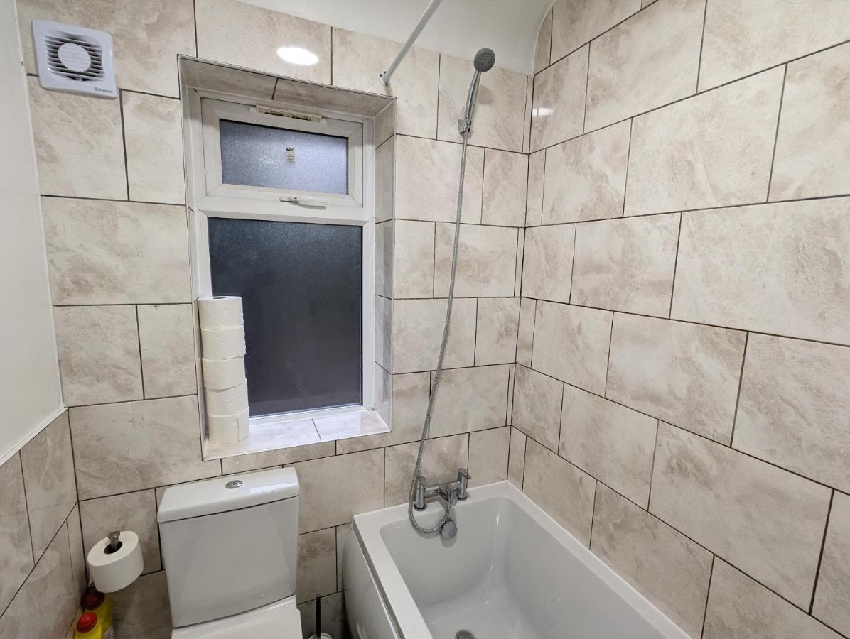 Fantastic 3-Bedroom House In London Morden  Екстер'єр фото