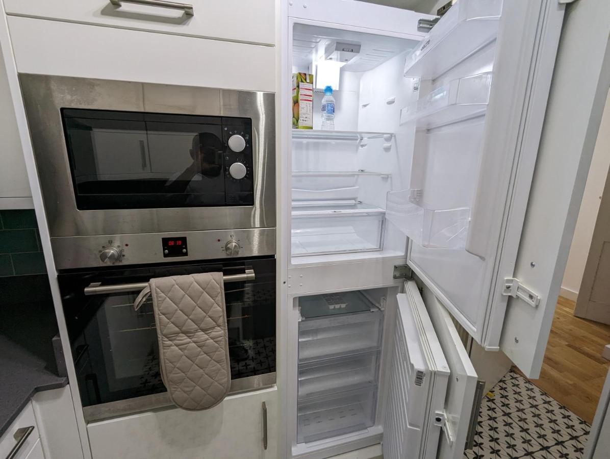 Fantastic 3-Bedroom House In London Morden  Екстер'єр фото