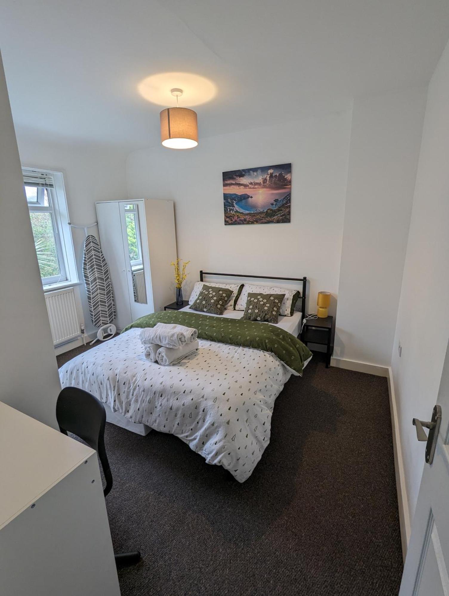 Fantastic 3-Bedroom House In London Morden  Екстер'єр фото