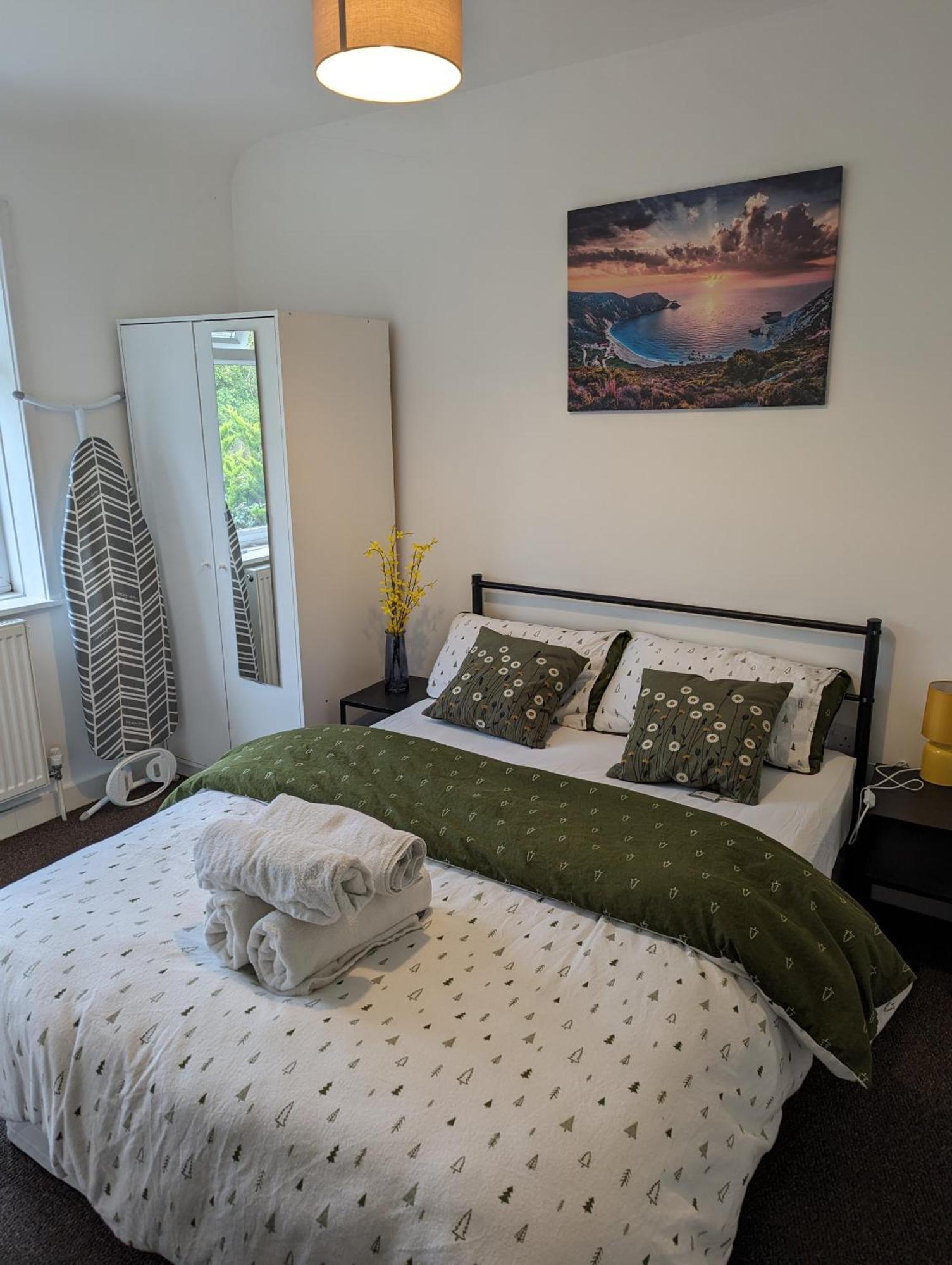 Fantastic 3-Bedroom House In London Morden  Екстер'єр фото
