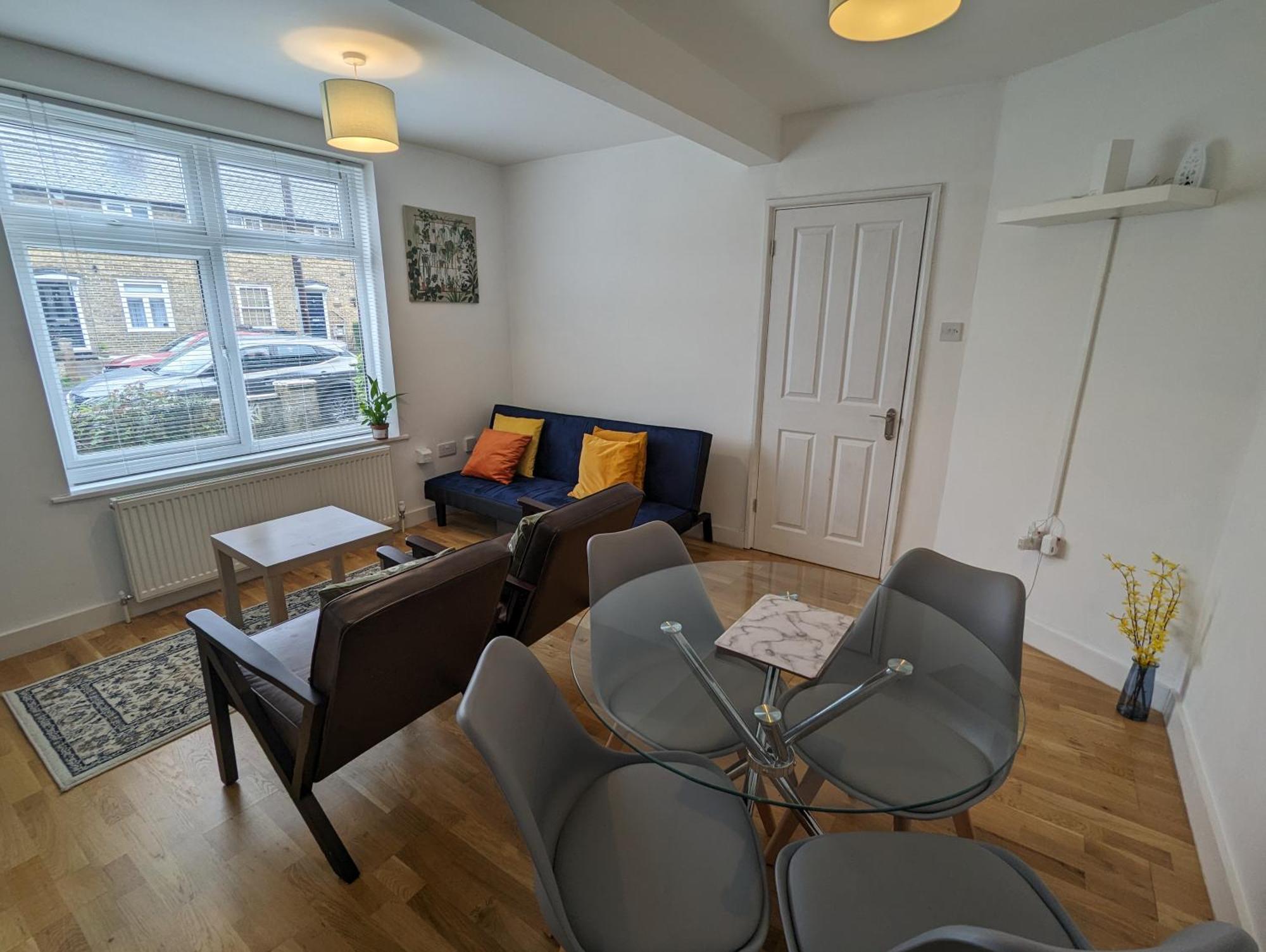 Fantastic 3-Bedroom House In London Morden  Екстер'єр фото