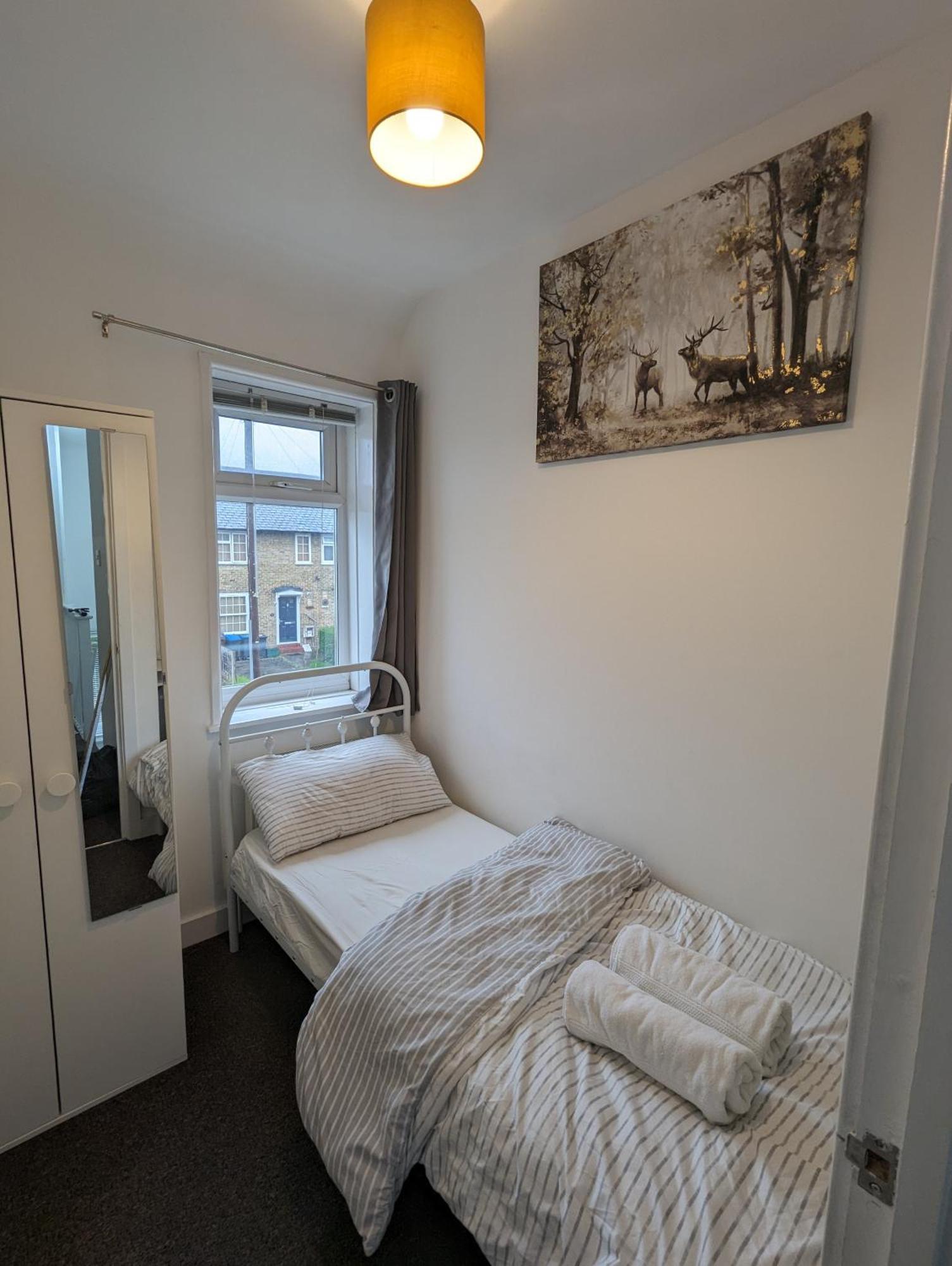 Fantastic 3-Bedroom House In London Morden  Екстер'єр фото